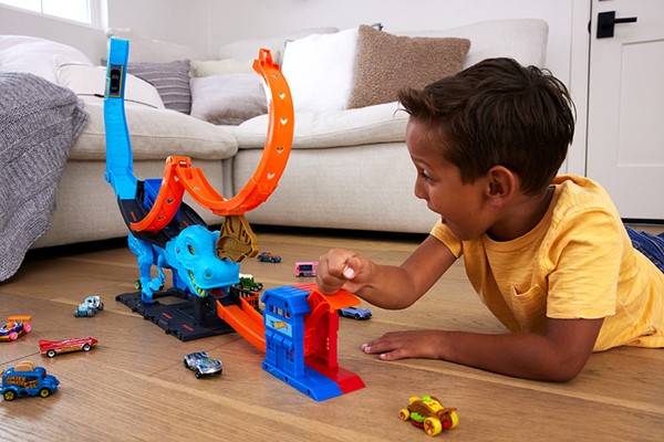 Foto van speelgoed Hot_Wheels_City_TRex_ChompDown_Mattel_lifestyle_02_01HKX4.jpg
